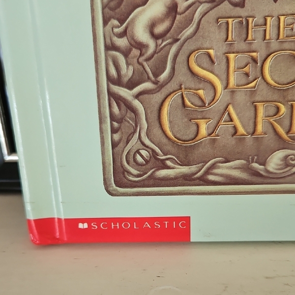 Scholastic The Secret Garden Book with Green and Brown Cover - Picture 2 of 8